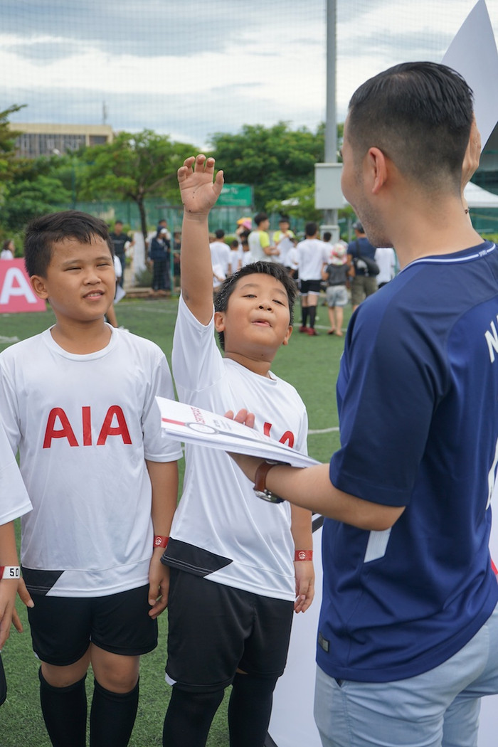 Trao chứng nhận cho các "chân sút nhí" Trao chứng nhận cho các "chân sút nhí"