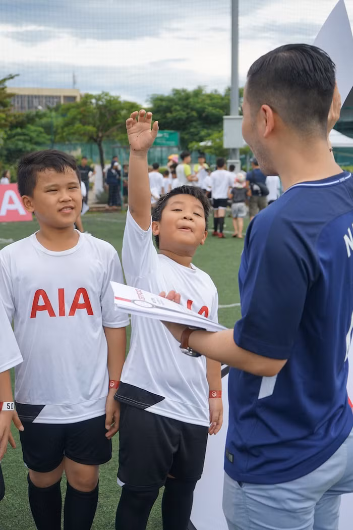 Trao chứng nhận cho các "chân sút nhí"