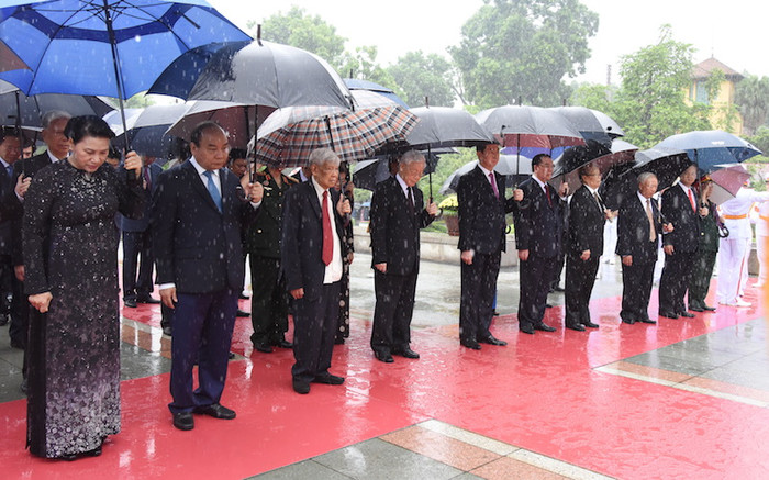 Các đồng chí lãnh đạo Đảng, Nhà nước tưởng nhớ các anh hùng, liệt sĩ. Ảnh: VGP/Nhật Bắc Các đồng chí lãnh đạo Đảng, Nhà nước tưởng nhớ các anh hùng, liệt sĩ. Ảnh: VGP/Nhật Bắc