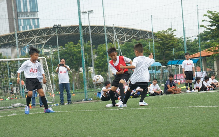 Các bé rèn luyện các kỹ năng bóng đá cơ bản Các bé rèn luyện các kỹ năng bóng đá cơ bản