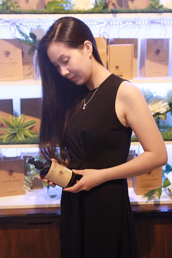 Khách hàng thích thú trước không gian của showroom Nature Queen