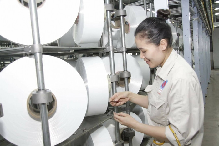 Công nhân kiểm tra chất lượng sợi Filament tại Nhà máy Xơ sợi Đình Vũ. Công nhân kiểm tra chất lượng sợi Filament tại Nhà máy Xơ sợi Đình Vũ.