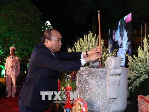 Thủ tướng Nguyễn Xuân Phúc và các đại biểu dâng hương, hoa tưởng nhớ các Anh hùng liệt sĩ. Ảnh: Thống Nhất/TTXVN Thủ tướng Nguyễn Xuân Phúc và các đại biểu dâng hương, hoa tưởng nhớ các Anh hùng liệt sĩ. Ảnh: Thống Nhất/TTXVN