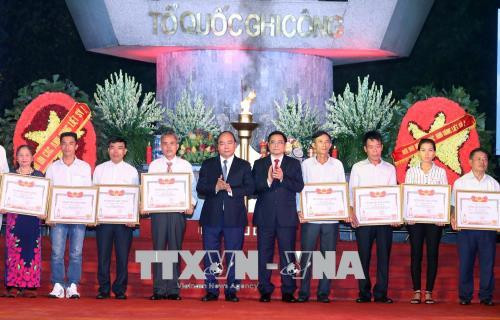 Thủ tướng Nguyễn Xuân Phúc và đồng chí Phạm Minh Chính trao Bằng Tổ quốc ghi công cho thân nhân các gia đình liệt sĩ. Ảnh: Thống Nhất/TTXVN Thủ tướng Nguyễn Xuân Phúc và đồng chí Phạm Minh Chính trao Bằng Tổ quốc ghi công cho thân nhân các gia đình liệt sĩ. Ảnh: Thống Nhất/TTXVN