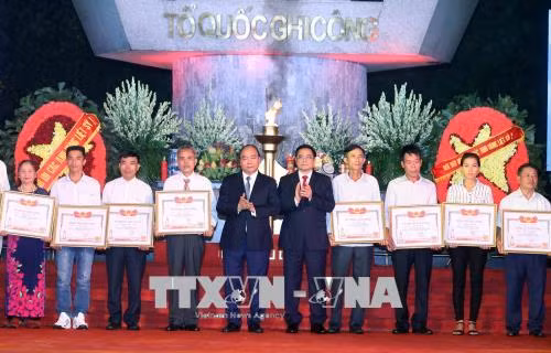 Thủ tướng Nguyễn Xuân Phúc và đồng chí Phạm Minh Chính trao Bằng Tổ quốc ghi công cho thân nhân các gia đình liệt sĩ. Ảnh: Thống Nhất/TTXVN Thủ tướng Nguyễn Xuân Phúc và đồng chí Phạm Minh Chính trao Bằng Tổ quốc ghi công cho thân nhân các gia đình liệt sĩ. Ảnh: Thống Nhất/TTXVN