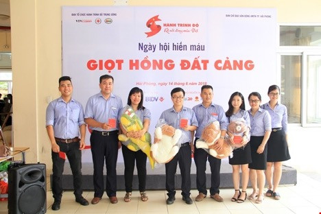 Cán bộ BIDV Hải Phòng tham gia hiến máu. Cán bộ BIDV Hải Phòng tham gia hiến máu.