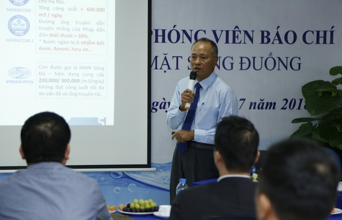 Ông Đỗ Văn Định - Giám đốc Dự án Nhà máy nước mặt sống Đuống thuyết trình dự án.