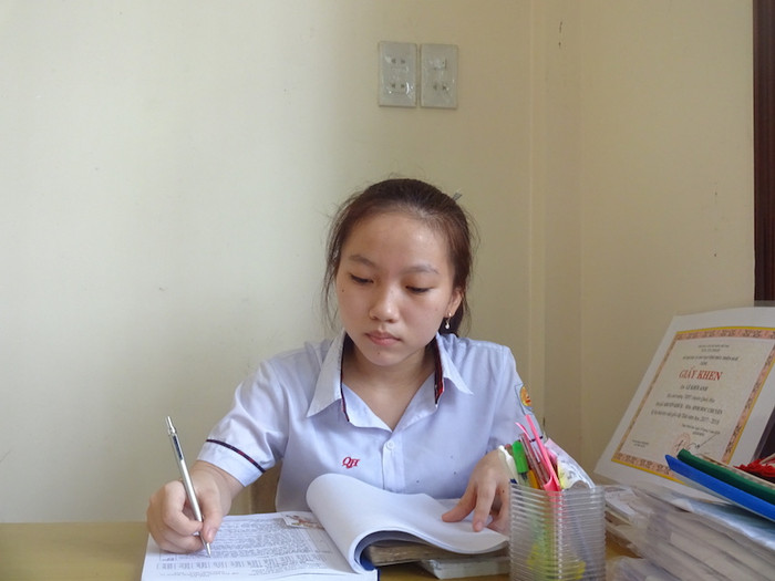 Lê Khôi Anh, sinh năm 2001, hiện là học sinh lớp 11 chuyên ngành Sinh học Trường Trung học phổ thông chuyên Quốc Học Huế. Lê Khôi Anh, sinh năm 2001, hiện là học sinh lớp 11 chuyên ngành Sinh học Trường Trung học phổ thông chuyên Quốc Học Huế.