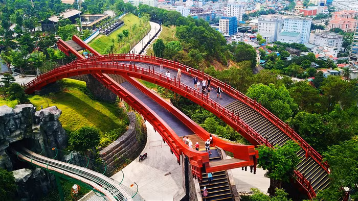 Nằm trong khu vui chơi trên đỉnh Ba Đèo thuộc tổ hợp Sun World Halong Complex, cây cầu đỏ rực uốn cong trên nền xanh mướt của vườn Nhật. Thiết kế hai tầng của cây cầu mô phỏng hình chú cá Koi, vì thế mà được gọi là cầu Koi. Nhưng tên thực của cây cầu này là cầu Âm Dương, với cầu Dương bên trên và cầu Âm bên dưới, mang ý nghĩa sự kết nối hòa hợp âm dương trong văn hóa Nhật Bản.