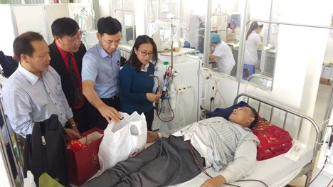 Chiều 20/6, BIDV cùng Ban tổ chức Hành trình Đỏ đã đến thăm và tặng quà cho bệnh nhân có hoàn cảnh khó khăn Chiều 20/6, BIDV cùng Ban tổ chức Hành trình Đỏ đã đến thăm và tặng quà cho bệnh nhân có hoàn cảnh khó khăn