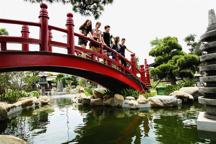 Những cây cầu nhỏ bắc qua con suối thanh bình. Đèn đá được tạo tác cầu kỳ. Những cây tùng cổ nghiêng bóng. Khung cảnh này, nếu chưa đi, ai bảo là ở Việt Nam chứ.