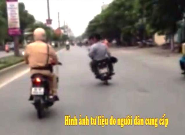 Cán bộ huyện tham gia giao thông không đội mũ bảo hiểm, lạng lách, thách thức CSGT Cán bộ huyện tham gia giao thông không đội mũ bảo hiểm, lạng lách, thách thức CSGT