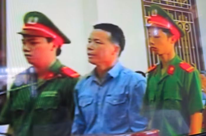 Đoàn Văn Vươn trước tòa - Ảnh chụp lại màn hình