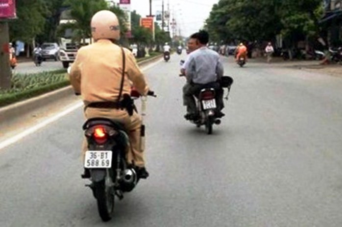 Qua việc lấy ý kiến của độc giả , số người đồng ý cho CSGT được phép bắn đạn cao su vào những người vi phạm, cố tình lạng lách, trêu tức cảnh sát và số người không cho bắn tỉ lệ "xêm xêm" nhau. Qua việc lấy ý kiến của độc giả , số người đồng ý cho CSGT được phép bắn đạn cao su vào những người vi phạm, cố tình lạng lách, trêu tức cảnh sát và số người không cho bắn tỉ lệ "xêm xêm" nhau.