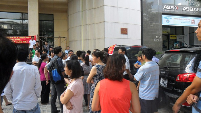 Người dân tại chung cư 101 Láng Hạ tập trung phản đối chủ đầu tư bịt lối đi chung. Người dân tại chung cư 101 Láng Hạ tập trung phản đối chủ đầu tư bịt lối đi chung.