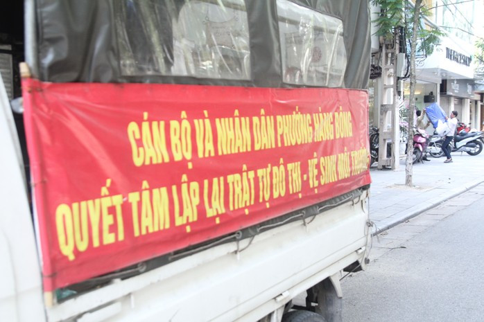 Băng rôn kêu gọi cán bộ, nhân dân quyết tâm lập lại trật tự đô thị, vệ sinh môi trường nhưng chiếc xe chở băng rôn lại đang đậu sai qui định Băng rôn kêu gọi cán bộ, nhân dân quyết tâm lập lại trật tự đô thị, vệ sinh môi trường nhưng chiếc xe chở băng rôn lại đang đậu sai qui định