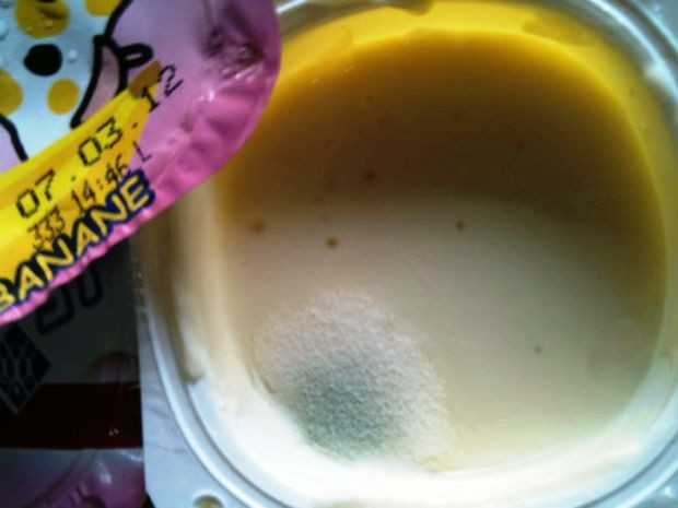 Người tiêu dùng liên tục phản ánh váng sữa nhập khẩu từ Đức kém chất lượng. Người tiêu dùng liên tục phản ánh váng sữa nhập khẩu từ Đức kém chất lượng.