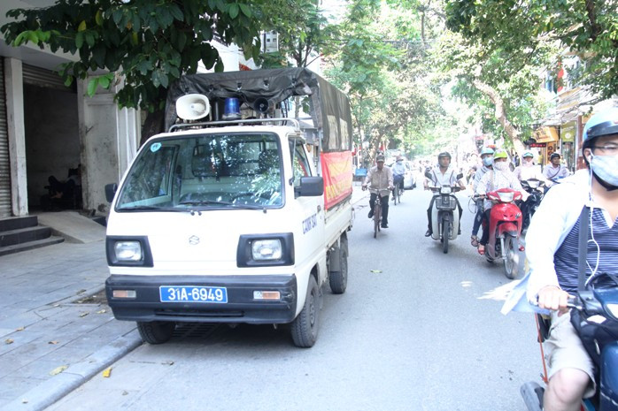 Trên xe không có người và cũng không thấy "bóng dáng" đồng chí công an phường nào quanh đây Trên xe không có người và cũng không thấy "bóng dáng" đồng chí công an phường nào quanh đây