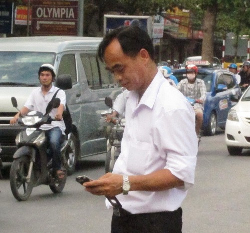 Người đàn ông tự xưng là công an, rút thẻ gây bức xúc những người chứng kiến vụ việc Người đàn ông tự xưng là công an, rút thẻ gây bức xúc những người chứng kiến vụ việc