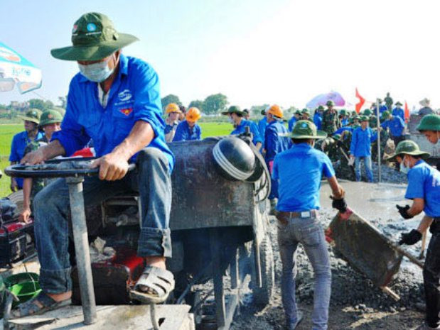 Các thanh niên tình nguyện tham gia làm đường ngày 13/7 Các thanh niên tình nguyện tham gia làm đường ngày 13/7