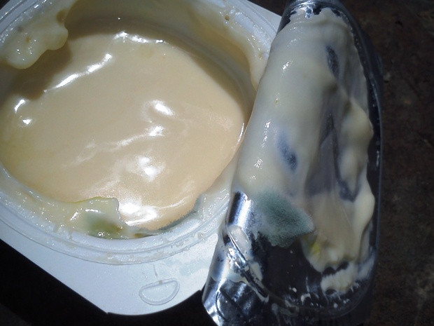 Sữa chua hoa quả Petit Plaisir hiệu Bauer được nhập khẩu từ Đức bị mốc xanh trong khi hạn sử dụng còn gần 1 tháng. Sữa chua hoa quả Petit Plaisir hiệu Bauer được nhập khẩu từ Đức bị mốc xanh trong khi hạn sử dụng còn gần 1 tháng.