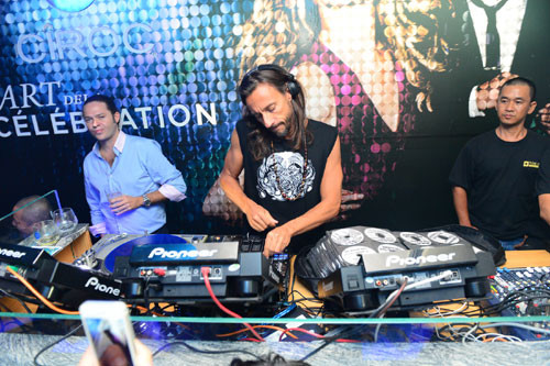 Bob Sinclar chơi nhạc tại Blanchy’s Tash - TP. Hồ Chí Minh. Bob Sinclar chơi nhạc tại Blanchy’s Tash - TP. Hồ Chí Minh.
