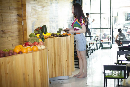 Cẩn thận xem từng chi tiết, khi nào vừa lòng mới thôi.