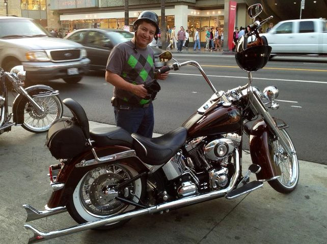 "Thích nhất ở Mỹ không bắt đội mũ bảo hiểm nhưng mình quen rồi..", Chí Trung viết.