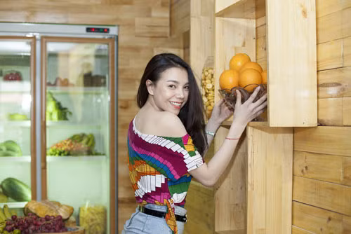 Trà Ngọc Hằng tự tay chuẩn bị cho nhà hàng của mình.