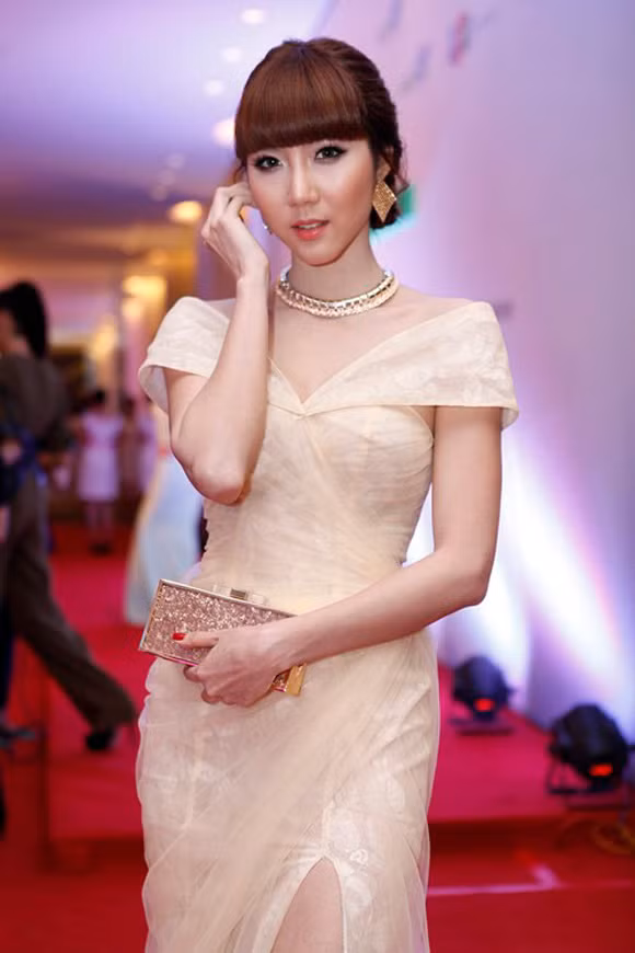 Chân dài Ngọc Quyên sang trọng trong bộ đồ và phụ kiện cùng tone màu