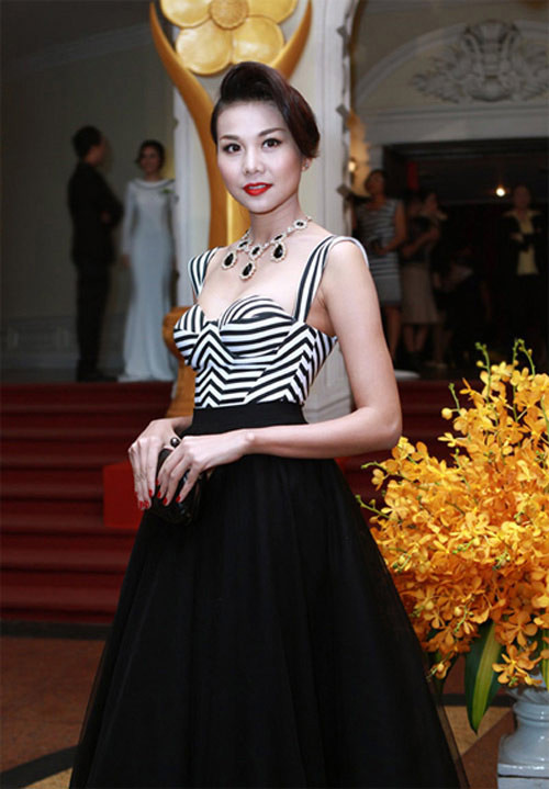 Thanh Hằng toát lên vẻ đẹp sang trọng với chiếc váy đen bồng mix cùng áo corset Thanh Hằng toát lên vẻ đẹp sang trọng với chiếc váy đen bồng mix cùng áo corset
