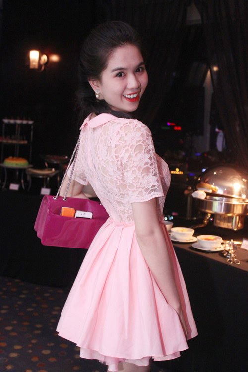 Khi mặc chiếc đầm xòe bồng màu hồng trông Ngọc Trinh chẳng khác gì một công chúa đáng yêu Khi mặc chiếc đầm xòe bồng màu hồng trông Ngọc Trinh chẳng khác gì một công chúa đáng yêu