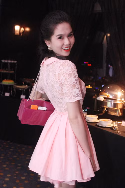 Khi mặc chiếc đầm xòe bồng màu hồng trông Ngọc Trinh chẳng khác gì một công chúa đáng yêu
