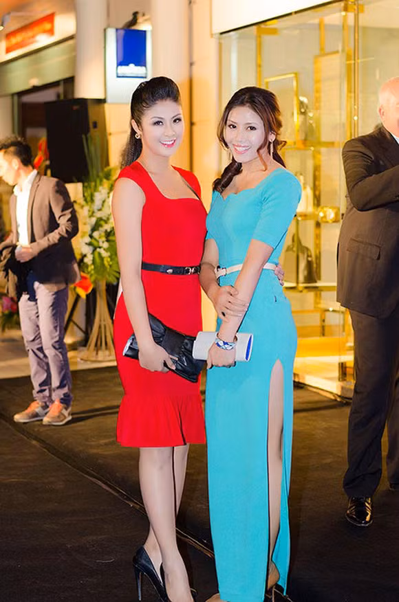 Hoa hậu Ngọc Hân và người đẹp biển Nguyễn Thị Loan đơn giản nhưng vẫn nổi bật trong sắc xanh, đỏ. Họ cùng đeo thắt lưng cùng tone màu với ví cầm tay