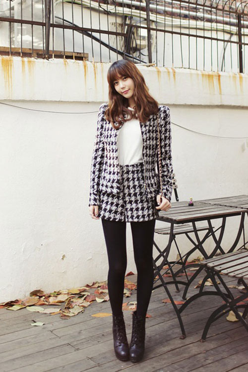 Một set đồ gồm áo vest và chân váy răng cưa thế này hoàn toàn phù hợp với không khí công sở