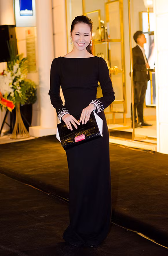Dương Thùy Linh chọn màu đen cho trang phục của mình
