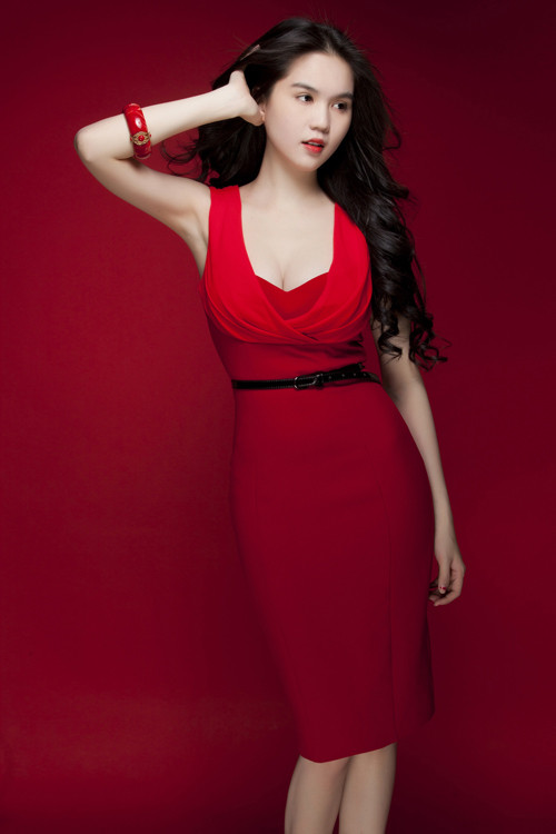 Một chiếc vòng to bản cho cô nàng đầm đỏ nổi bật. Một chiếc vòng to bản cho cô nàng đầm đỏ nổi bật.