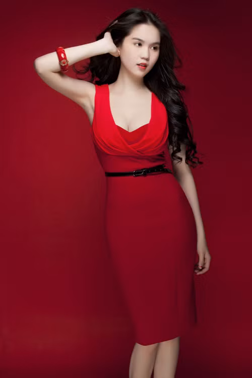 Một chiếc vòng to bản cho cô nàng đầm đỏ nổi bật.