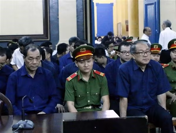 Bị cáo Trầm Bê (bên trái) và Phạm Công Danh tại tòa. Ảnh: Hải Quan