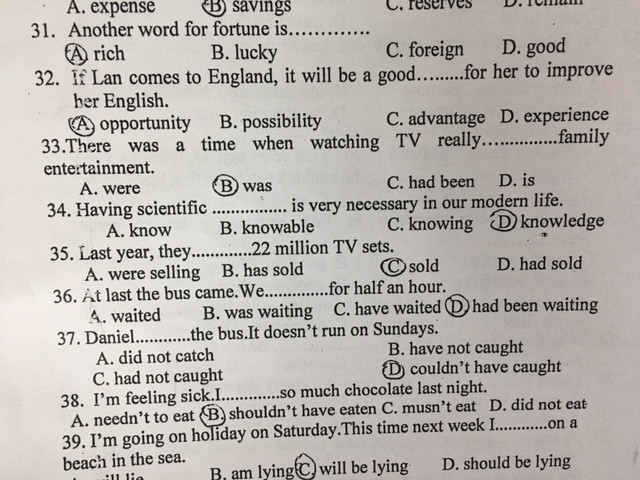 Nội dung câu hỏi có đáp án đúng trong bộ đề ôn tập do Trường cao đẳng Sư phạm Bắc Ninh phát cho thí sinh được mang vào phòng thi giống với câu hỏi trong đề thi. Ảnh: V.P Nội dung câu hỏi có đáp án đúng trong bộ đề ôn tập do Trường cao đẳng Sư phạm Bắc Ninh phát cho thí sinh được mang vào phòng thi giống với câu hỏi trong đề thi. Ảnh: V.P