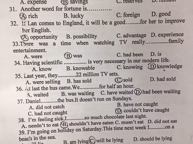 Nội dung câu hỏi có đáp án đúng trong bộ đề ôn tập do Trường cao đẳng Sư phạm Bắc Ninh phát cho thí sinh được mang vào phòng thi giống với câu hỏi trong đề thi. Ảnh: V.P