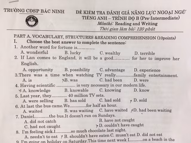 Đề thi cấp chứng chỉ tiếng Anh trình độ B do Trường cao đẳng Sư phạm Bắc Ninh ra đề cho nhiều giáo viên huyện Lương Tài tham gia ngày 25/3. Ảnh: V.P Đề thi cấp chứng chỉ tiếng Anh trình độ B do Trường cao đẳng Sư phạm Bắc Ninh ra đề cho nhiều giáo viên huyện Lương Tài tham gia ngày 25/3. Ảnh: V.P