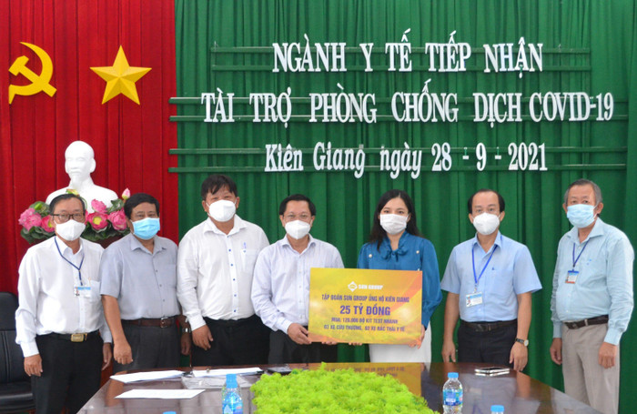 Đại diện Tập đoàn Sun Group (áo xanh) trao bảng tượng trưng hỗ trợ lãnh đạo Sở Y tế Kiên Giang Đại diện Tập đoàn Sun Group (áo xanh) trao bảng tượng trưng hỗ trợ lãnh đạo Sở Y tế Kiên Giang