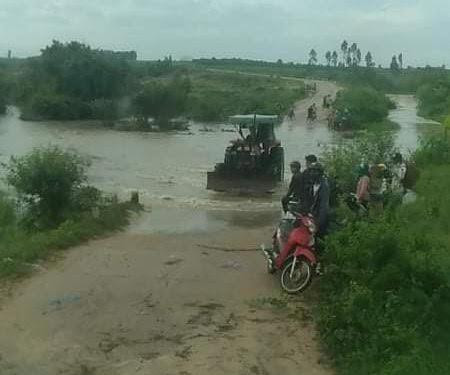 Các thầy cô ở Ia Pa, Gia Lai phải đội mưa, vượt lũ vào làng tìm học trò. (Ảnh do tác giả cung cấp)