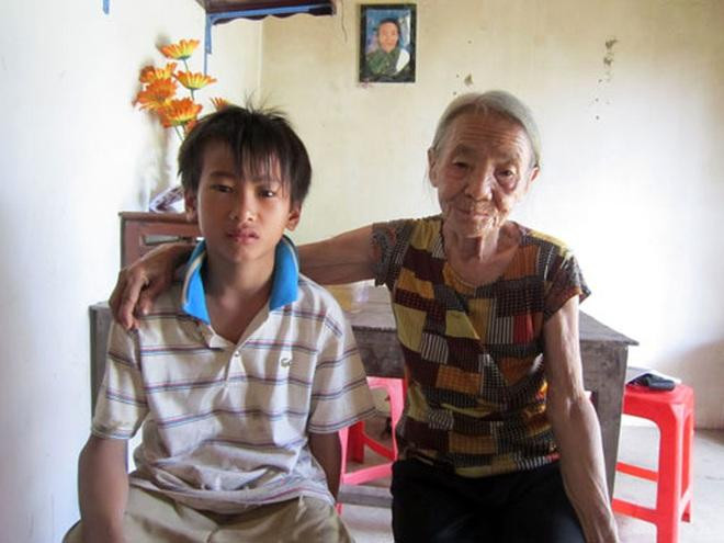Chiến năm 12 tuổi cùng bà nội. (Ảnh: Nhân vật cung cấp) Chiến năm 12 tuổi cùng bà nội. (Ảnh: Nhân vật cung cấp)