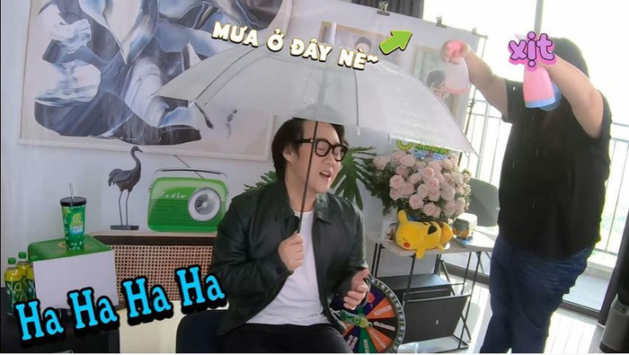 Trung Quân cho thấy sự lầy lội của mình với màn “mưa giả” Trung Quân cho thấy sự lầy lội của mình với màn “mưa giả”