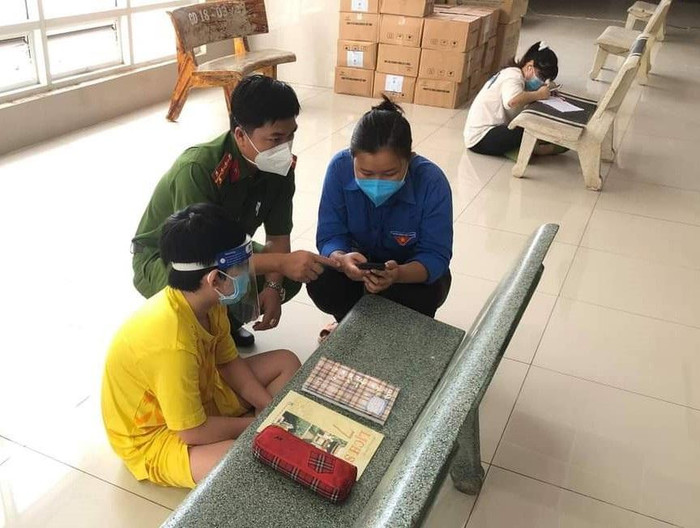 Nữ sinh lớp 11 nhận nhiệm vụ hỗ trợ trẻ học trực tuyến. (Ảnh: Nhân vật cung cấp) Nữ sinh lớp 11 nhận nhiệm vụ hỗ trợ trẻ học trực tuyến. (Ảnh: Nhân vật cung cấp)