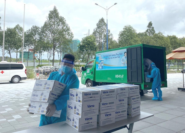 Hàng nghìn chai sữa Värna được trao tặng nhằm giúp các y bác sĩ và bệnh nhân tăng cường sức khỏe tại 10 bệnh viện, trung tâm y tế tỉnh Bình Dương Hàng nghìn chai sữa Värna được trao tặng nhằm giúp các y bác sĩ và bệnh nhân tăng cường sức khỏe tại 10 bệnh viện, trung tâm y tế tỉnh Bình Dương