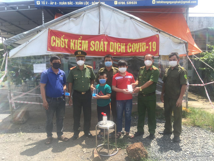 Tính đến ngày 21/9, toàn huyện đã vận động được tổng giá trị quy đổi ra tiền mặt là hơn 1,2 tỷ đồng để giúp các em học sinh nghèo có thiết bị học trực tuyến. Ảnh: Hữu Đức