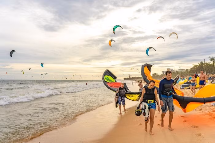Phan Thiết – Bình Thuận là một trong hai địa điểm hiếm hoi tại Đông Nam Á có sức gió lý tưởng cho bộ môn lướt sóng với diều. Phan Thiết – Bình Thuận là một trong hai địa điểm hiếm hoi tại Đông Nam Á có sức gió lý tưởng cho bộ môn lướt sóng với diều.